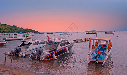 日落时在印度尼西亚吉利特拉旺干海滩上的船 和平 晴天图片