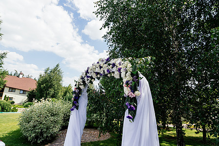 在树枝附近用鲜花和白布织成拱门 盛开 花瓶 婚姻图片