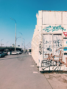 街道艺术墙 桥上大城市涂鸦 市中心 假期 速度 长的图片