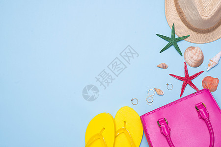 夏季概念 粉红手提包和饰品放在浅蓝背上 游客图片