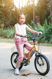 户外儿童自行车图片