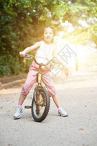 亚洲儿童在户外骑自行车 快乐 女性 假期 享受图片