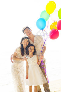 幸福的亚洲家庭 海浪 阳光 闲暇 快乐的 童年 日落 生活图片