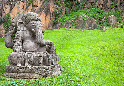 日本传统Ganesha 雕像在一个美丽的山前卫 雕塑背景