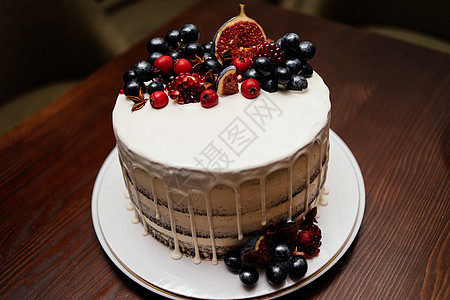 生日蛋糕装饰 白板上鲜果子放在木制桌上的白色盘子上图片