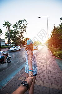 在城里行走的情侣 爱 女性 领导者 帽子图片