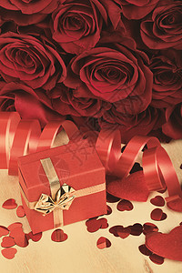 情人节礼物和红玫瑰复古色吨 美丽的 装饰品 婚礼 花束图片