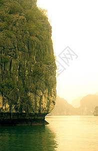 越南哈隆湾 日落 钓鱼 山 下龙湾 地平线 船图片