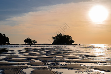 美丽的多彩日落 靠近棕榈的羊水岛 夏天 热带图片
