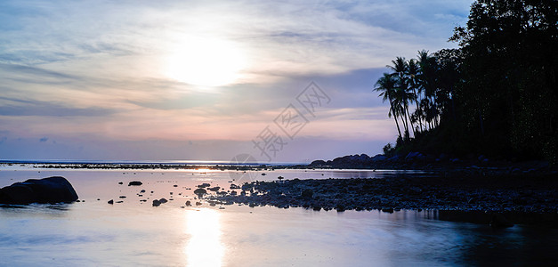 美丽的多彩日落 靠近棕榈的羊水岛 海景 黄昏图片