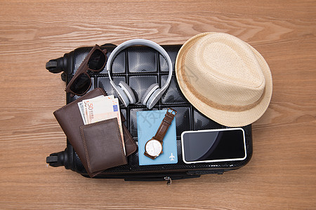 旅行和休假概念 开放旅行者带衣物的包袋 包装图片