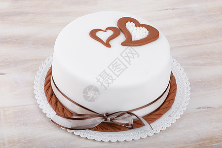 情人节的爱蛋糕 有心在木木背景 天鹅绒 可口 天图片