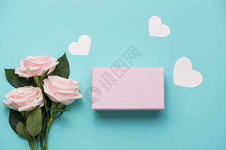母亲节概念 粉红玫瑰和礼物盒 打开笔记本 庆祝 爱图片