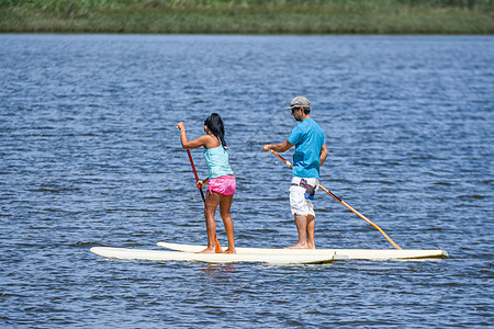 男人和女人都起身来 站立 桨板 波纹 水上运动 晚饭 女士图片