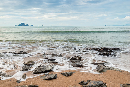 安达曼海和岸边岩石的海洋泡沫 美丽的Sc图片