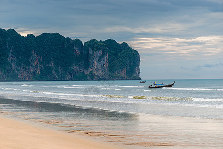 泰国Krabi 克拉比岛 多云的天空 雨季和暴雨天气图片