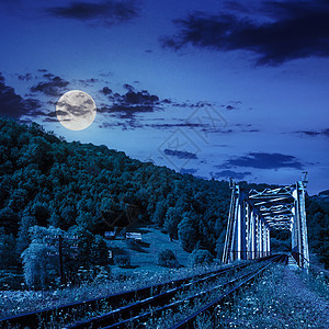 夜间在山村的旧铁路过路背景图片