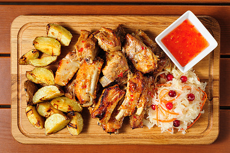 酸菜排骨蜜蜂排骨肉类零食板 木制的 肋骨 油炸 楔子 烤的 午餐背景