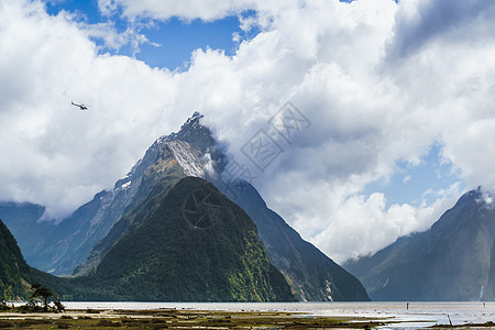 直升机飞过密尔夫的米特雷峰大山图片