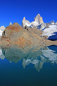 在阿根廷巴塔哥尼亚洛斯格拉西亚雷斯国家公园的 雪 天蓝色图片