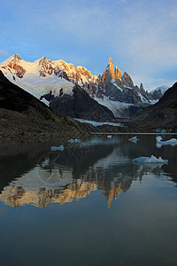 在阿根廷巴塔哥尼亚拉古纳托雷的Cerro Torre反射 全景 旅行图片