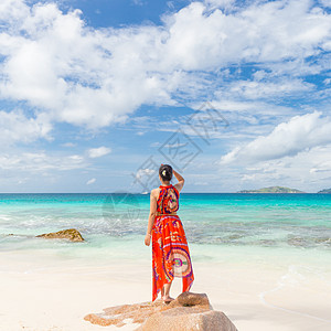 塞舌尔La Digue岛女性享受图片完美海滩 成人 畅快图片