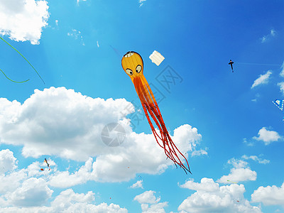 大风筝在蓝色的天空中飞翔 各种形状的图片