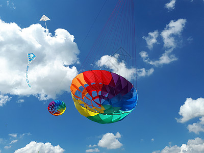 风筝在蓝色的天空中飞翔图片
