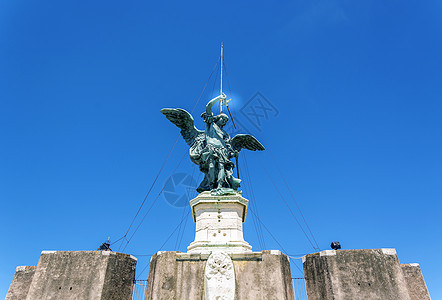 迈克尔大天使雕像的铜像 在圣安卡斯特尔山顶上图片