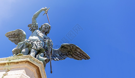 在圣安热洛山顶的 青铜天使旁边图片
