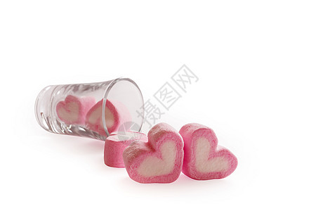 白色背景玻璃中的棉花糖粉色心形 好吃 粉色的图片