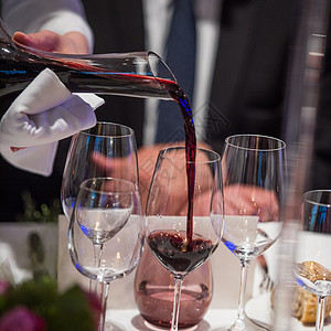 苏梅利酒倒在玻璃里 从混合碗 豪华餐厅 葡萄酒图片
