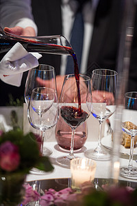 苏梅利酒倒在玻璃里 从混合碗 豪华餐厅 波尔多高清图片