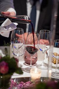 苏梅利酒倒在玻璃里 从混合碗 豪华餐厅 波尔多背景图片