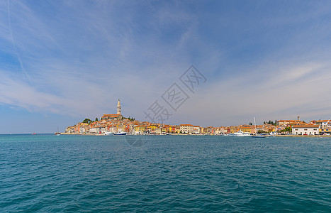 从海上看到的克罗地亚Rovinj 海滨 教会图片