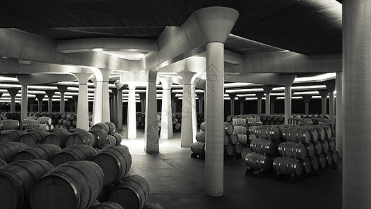 一家西班牙葡萄酿酒厂的桶里 木制的 木桶 喝 酒精图片