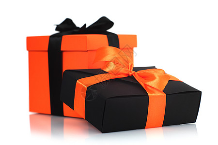 白色的万圣节礼物箱 盒子 黑色的 橙子 纸 弓 反射背景图片