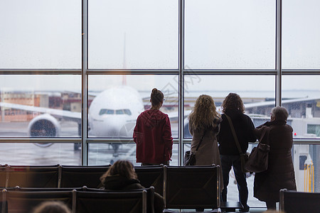 人们等待飞机在雨天起飞 等待他们离开 假期图片
