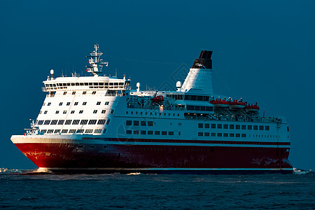 红游轮 航海的 衬垫 水 班级 运输 白色的 乘客图片