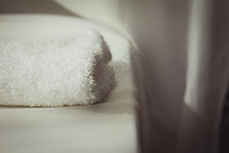 白布背景上的白毛巾 假期 房间 红葡萄酒 放松 吸水性 面巾图片