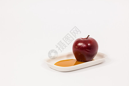 红苹果在白色盘子上 蜂蜜孤立在白色后院 新鲜图片