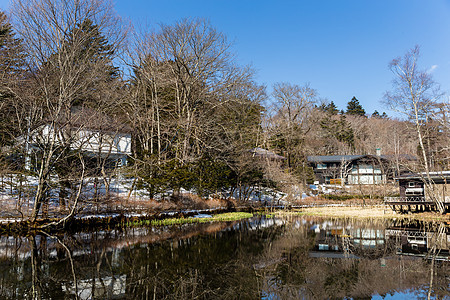 甲井泽湖 清除 寒冷的 水 草地 假期 反射 天气图片