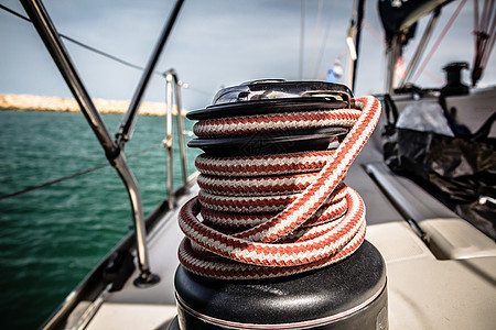在海上的帆船上用红白绳和红白色绳子 Winch 运动 曲柄图片
