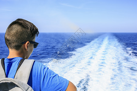 乘坐游轮旅行的旅客人数; 甲板 海 海洋 快乐的图片