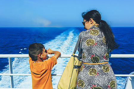 乘坐游轮旅行的旅客人数; 船 航程 加勒比 女性图片