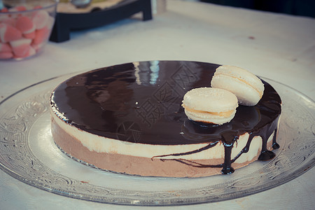 巧克力香辣巧克力蛋糕加巧克力和两块胡萝卜 优雅 糖图片