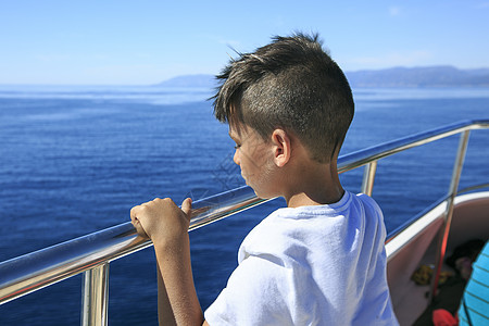 游轮甲板男孩在游轮的甲甲板上 身体 儿子 闲暇 水背景
