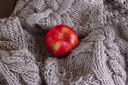 水果静物编织毛衣中的红苹果 行李 灰色的 衣服 假期 冬天 舒适背景