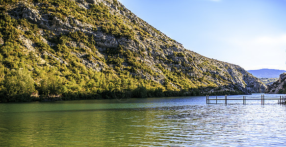 山岳和湖泊 位于皮里尼奥斯河中; 美丽 夏天图片