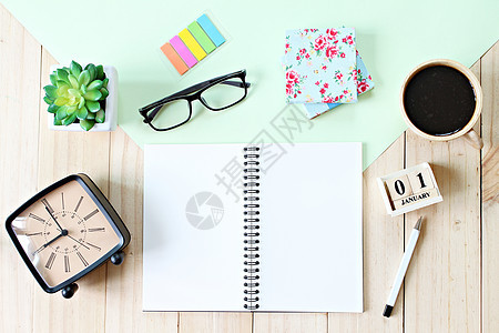 开放笔记纸 附件 立方日历和木本底咖啡杯的顶部或平面 准备加装或模拟 早晨 笔记本图片